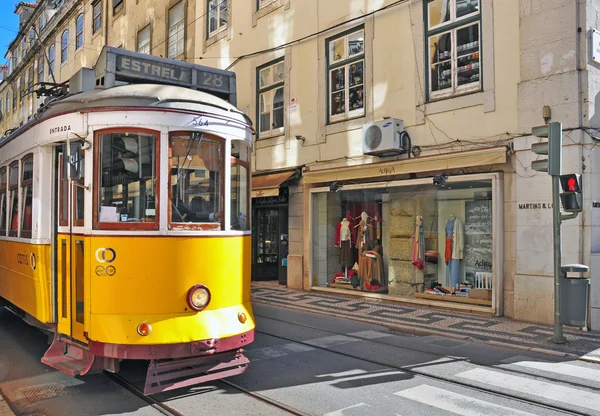 Лиссабонский жёлтый трамвай — стоковое фото