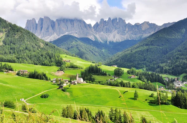 Italian maisema, Funes laakso — kuvapankkivalokuva