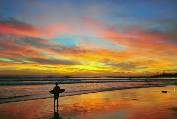 Surfeando al atardecer Fotos De Stock