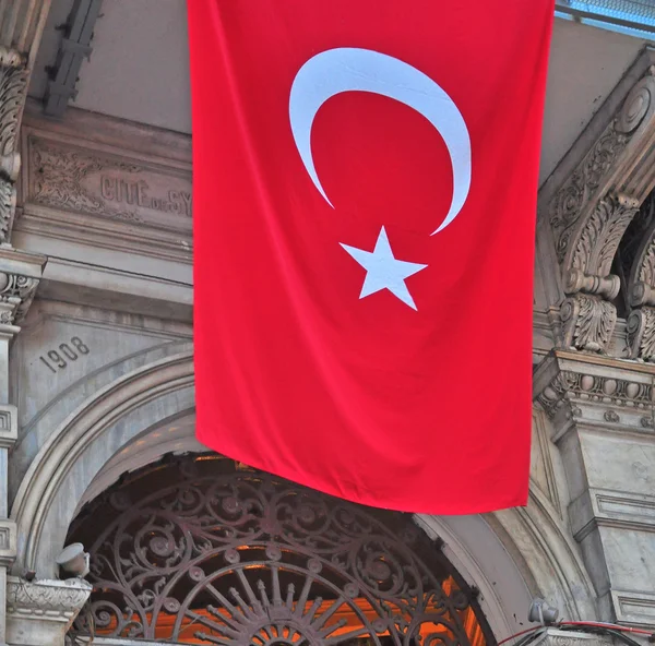 Bygning med turkis-flagg i Istanbul – stockfoto