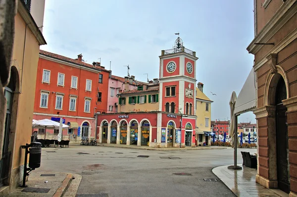 Vista para a rua no centro da cidade de Rovinj, Croácia — Fotografia de Stock