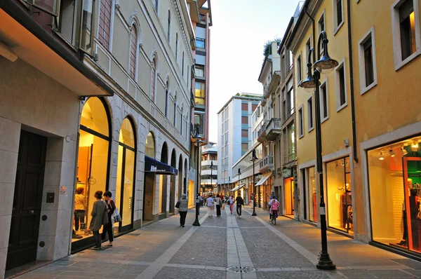 Rua comercial no centro da cidade de Padova, Itália — Fotografia de Stock