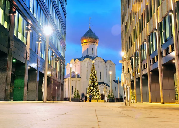 Oude orthodoxe kerk tussen office centra in het centrum van Moskou — Stockfoto