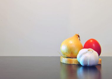 Sarımsak, soğan ve domates ekmek üzerinde