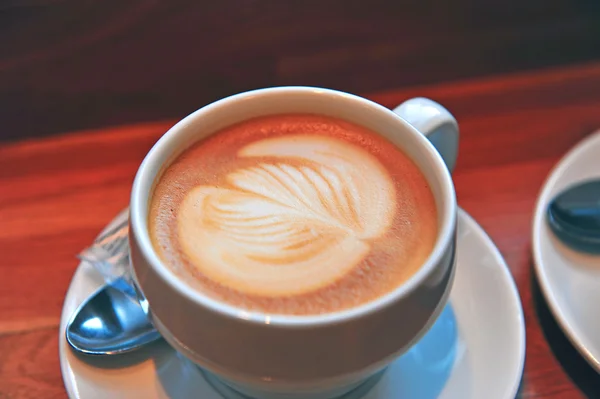 Coffee cup on the cafe table — Stock Photo, Image