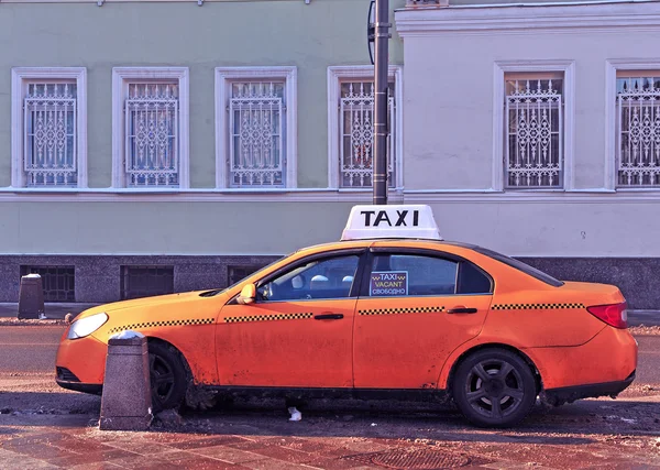 Moskova sokakta taksi — Stok fotoğraf