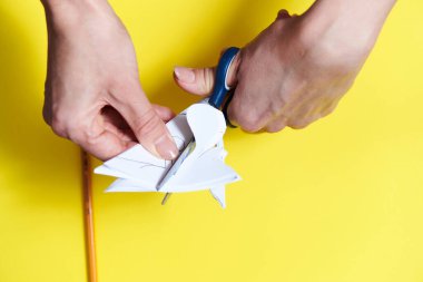 Kağıttan kar taneleri yapmak için adım adım talimatlar