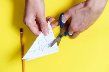 Kağıttan kar taneleri yapmak için adım adım talimatlar