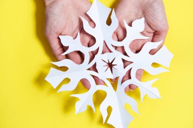 Kağıttan kar taneleri yapmak için adım adım talimatlar