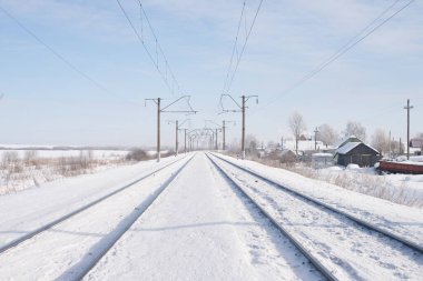 Demiryolu rayları kışın mesafeye uzanıyor.