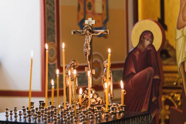 Rus Ortodoks Kilisesi 'nde mum tutucu. Mumlar ve ikonlar. Kilisenin dekorasyonu.