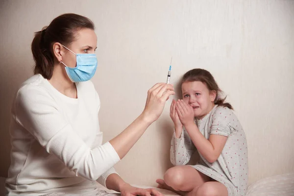 Un enfant effrayé a peur d'une injection Photos De Stock Libres De Droits