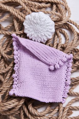 Tahta bir masaya el yapımı nakış. İplik için iplikteki ipliğin yanında. Ekolojik malzemelerden yapılmış rahat ev düzenlemesi