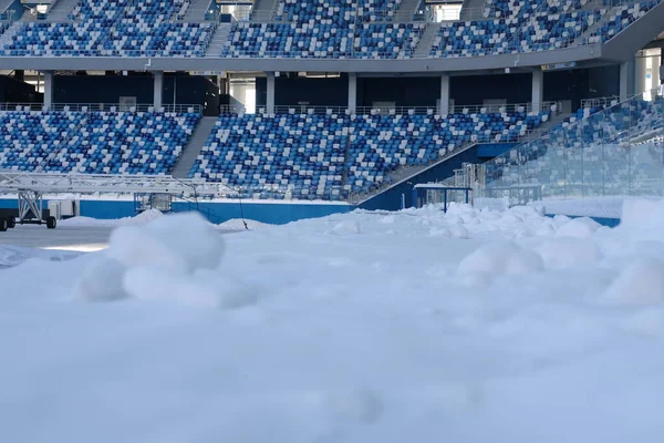 Neve dentro do estádio de futebol. O telhado e os assentos do estádio. Estádio de futebol no inverno — Fotografia de Stock