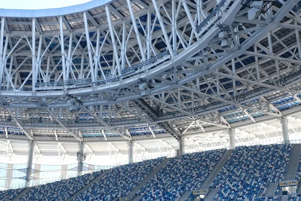 Bir futbol stadyumunun içinde. Stadyumun çatısı ve koltukları