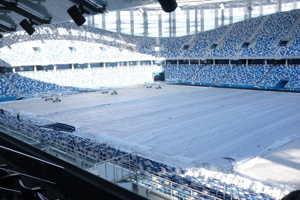 Dentro de um estádio de futebol. Estádio telhado e assentos — Fotografia de Stock