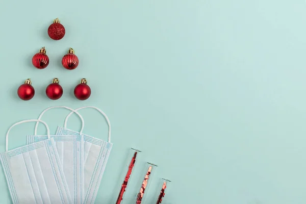 Nieuwjaarscompositie Van Drie Maskers Rode Nieuwjaarsballen Vorm Van Een Kerstboom — Stockfoto