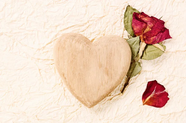 Inima de lemn și trandafir — Fotografie, imagine de stoc