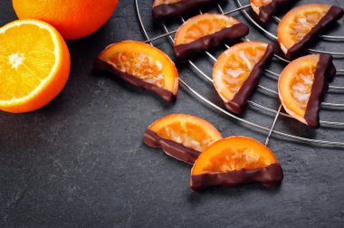 şekerlenmiş portakal dilimleri