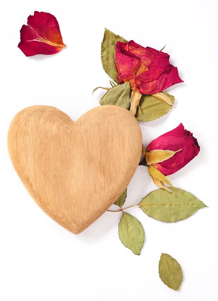 Сердце и красные розы — стоковое фото