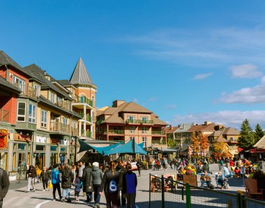 Collingwood bölgesi, Blue Mountain köyü, tatil köyü, Ontario, Kanada, 17 Ekim 2020, çeşitli lüks otel binalarının manzarası, tıbbi maskeli insanların konuştuğu, ayakta durduğu, yürüdüğü ve tatillerinin tadını çıkardığı dükkanlar.