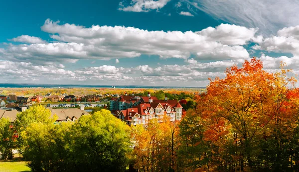 Collingwood bölgesi, Blue Mountain köyü, tatil köyü, Grey County, Ontario, Kanada, 17 Ekim 2020, Blue Mountain köyü manzarası, Gürcistan Körfezi ile tatil yeri, arka planda Huron Gölü, güneşli sonbahar günü.