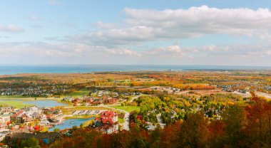 Blue Mountain Village bölgesindeki dağdan muhteşem bir hava manzarası. Gürcistan Körfezi, Huron Gölü, güneşli bir günde, sonbahar mevsiminde.