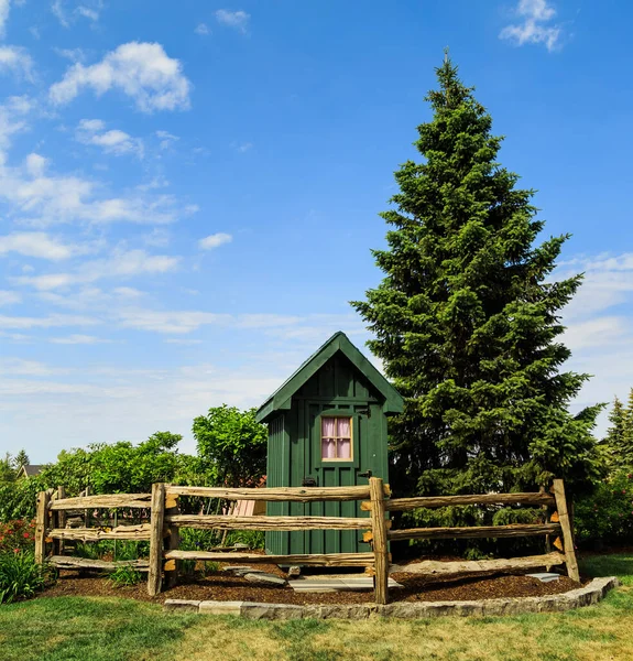 Вид Небольшой Красивый Зеленый Дом Хранение Заднем Дворе Солнечный Летний — стоковое фото