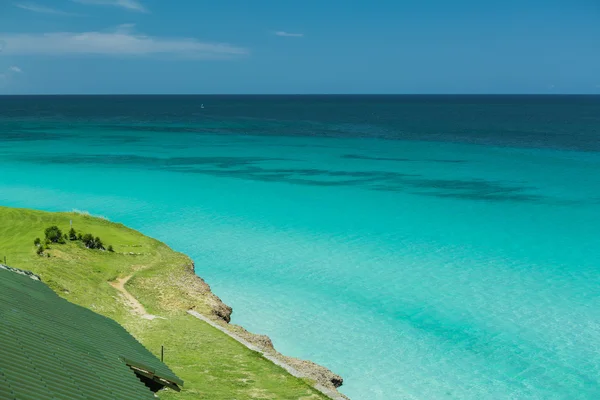 Hermosa y encantadora vista natural de tranquilas aguas cristalinas del océano Atlántico que se encuentran con el cielo azul en la línea del horizonte —  Fotos de Stock