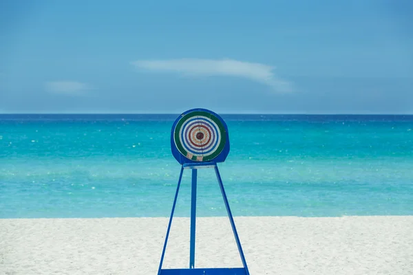 Dart mål metall står på tropisk strand och hav bakgrund — Stockfoto