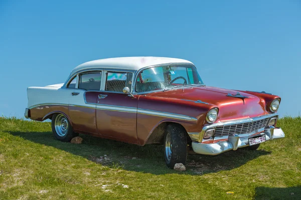 Encantadora gran vista de la vendimia retro, coche viejo clásico contra el cielo azul —  Fotos de Stock