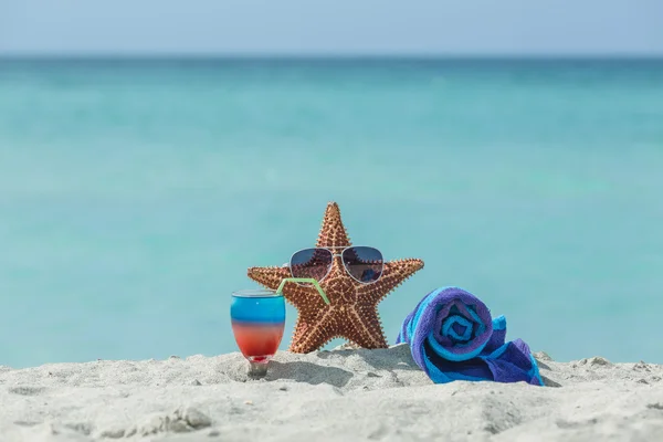 Starfish standing in sunglasess on the beach — Stock Photo, Image