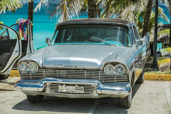 Belle vue rapprochée de classique, voiture vintage rétro garée dans le jardin tropical — Photo