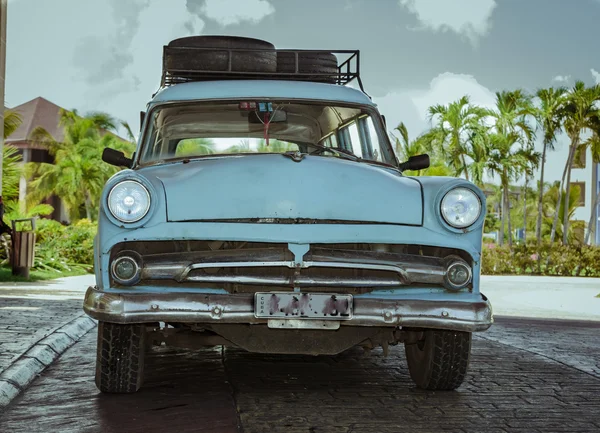 Vista de perto do clássico carro retro vintage em pé na estrada — Fotografia de Stock