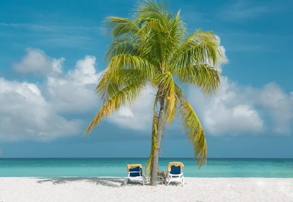 Atemberaubende Aussicht auf tropischen weißen Sandstrand und ruhigen Ozean vor blauem Himmel Hintergrund an sonnigen wunderschönen Sommertag — Stockfoto