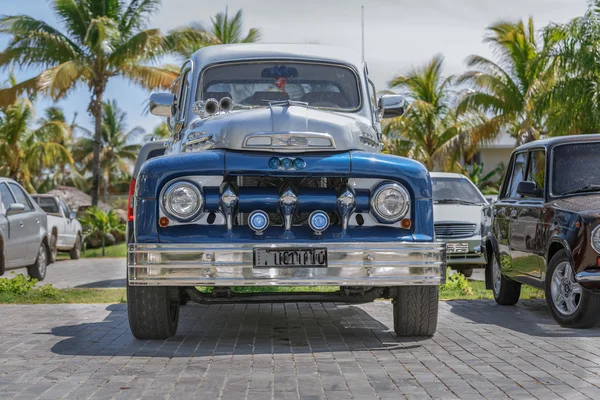 Frente Vew de vintage clássico, retro personalizado pickup caminhão — Fotografia de Stock