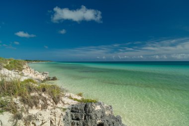 Sakin masmavi okyanus dramatik mavi gökyüzü arka plan açık, doğal görünümünü