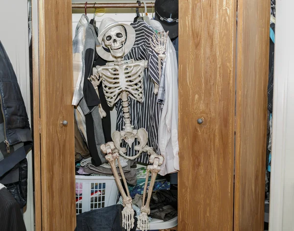 Skelet zitten in de garderobe-kast, dragen een witte hoed--iedereen heeft een skelet in hun kasten — Stockfoto