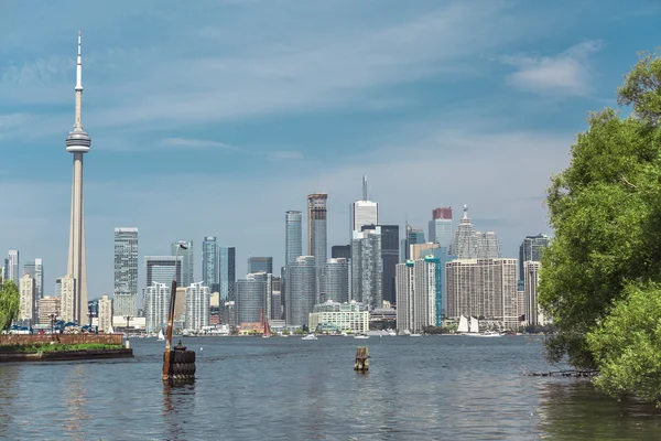 Gran vista panorámica natural en el horizonte frente al mar de la ciudad de Toronto en un día soleado y cálido —  Fotos de Stock