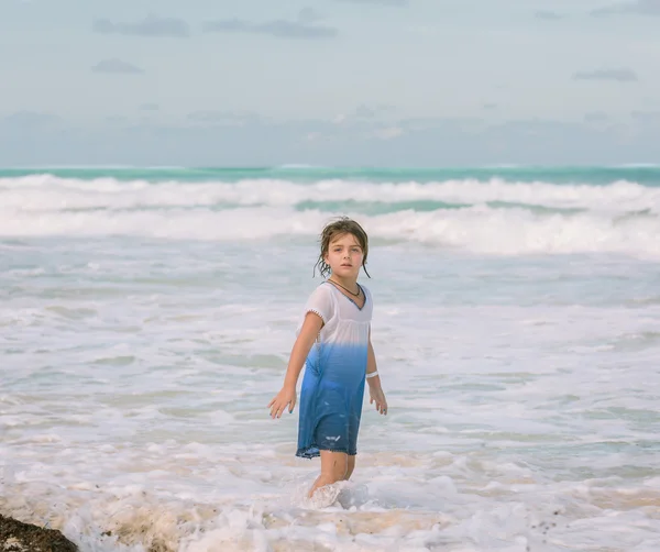 孤独的孩子小女孩走在海滩附近的大西洋上阳光明媚温暖的夏日 — 图库照片