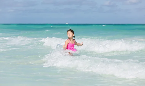 Child girl enjoying her swimming time in Atlantic ocean at Santa Maria Cuban island by swimming in waves on sunny warm day — Stock Photo, Image