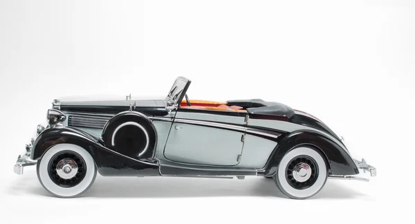 Bella vista laterale di grigio, nero classico vintage auto retrò, isolato su sfondo bianco — Foto Stock