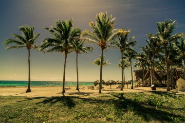 Alacakaranlık tropikal plaj ve okyanus Küba Cayo Coco Island arka planda insanlarla