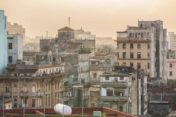 Vista dramática da antiga e retro antiga cidade cubana de Havana, ficando em ambiente de fumaça empoeirada e céu nublado com pessoas em segundo plano — Fotografia de Stock