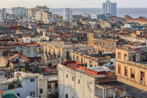 Vidöppen utsikt över gamla antika kubanska Havana stad mot hav och himmel bakgrund på solnedgång — Stockfoto