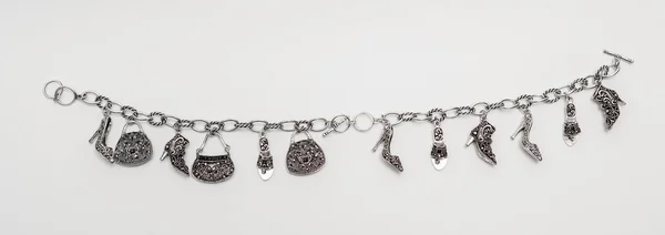 Closeup görünümü minyatür Kolyeler ile izole büyüleyici gümüş bilezik