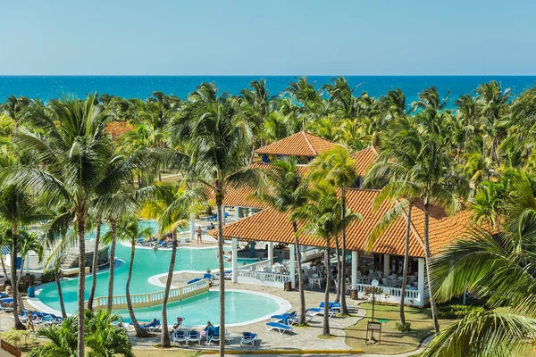 Charmoso, linda vista incrível de Cubano Cayo Guillermo ilha resort tropical com pessoas em segundo plano no dia quente ensolarado — Fotografia de Stock