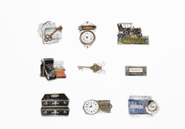 Çeşitli temel retro, vintage klasik Etiketler ve nesneler üzerinde gri arka plan izole yazılı kelimeler ile