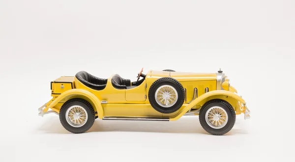 Giallo classico retro auto d'epoca su sfondo bianco — Foto Stock