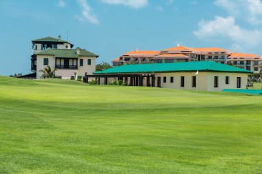 Bir yeşil taze golf alanı ve konak Xanadu resort açık mavi gökyüzü arka plan güzel manzarasını büyüleyici